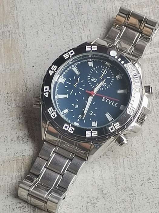 BIG AND BOLD MENS WATCH IN EXCELLENT WORKING CONDITION