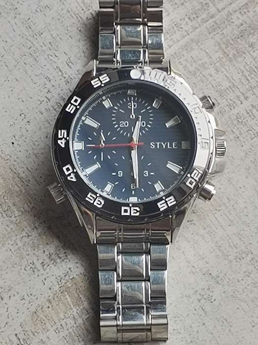 BIG AND BOLD MENS WATCH IN EXCELLENT WORKING CONDITION