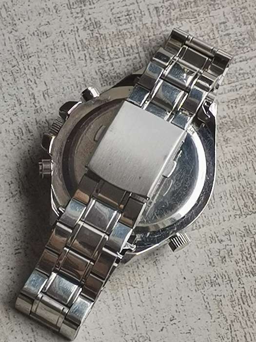 BIG AND BOLD MENS WATCH IN EXCELLENT WORKING CONDITION