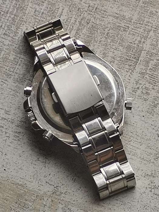 BIG AND BOLD MENS WATCH IN EXCELLENT WORKING CONDITION
