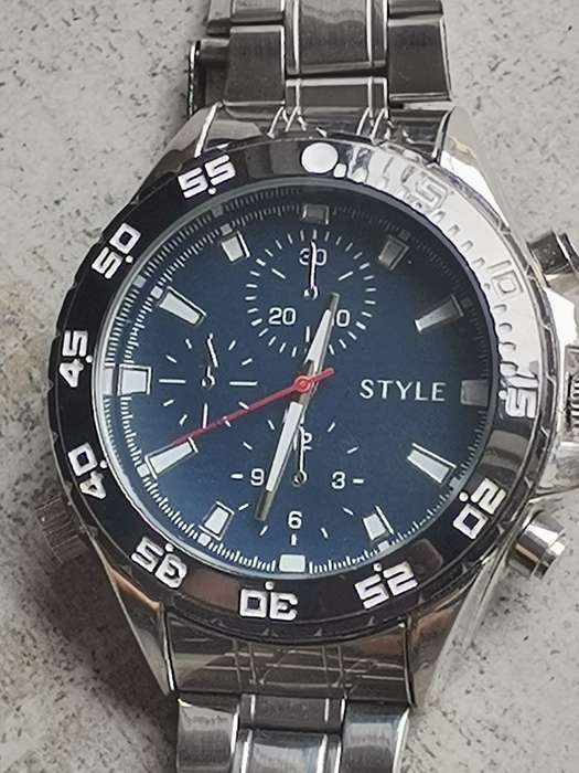 BIG AND BOLD MENS WATCH IN EXCELLENT WORKING CONDITION