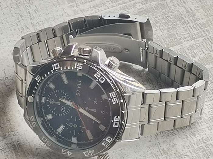 BIG AND BOLD MENS WATCH IN EXCELLENT WORKING CONDITION