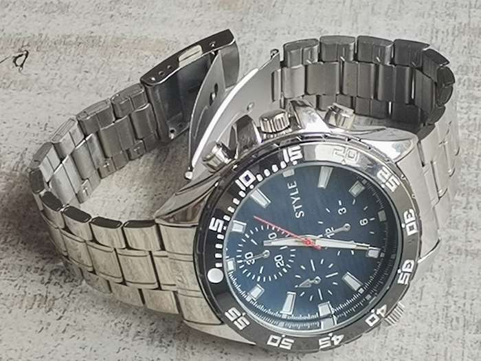 BIG AND BOLD MENS WATCH IN EXCELLENT WORKING CONDITION