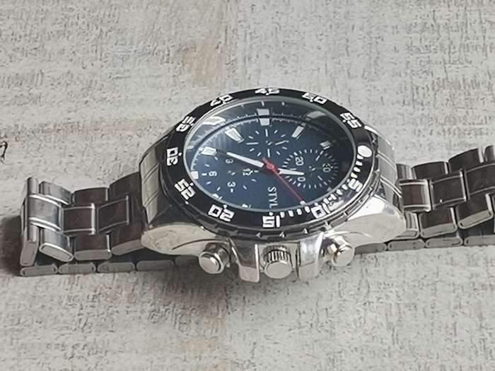 BIG AND BOLD MENS WATCH IN EXCELLENT WORKING CONDITION