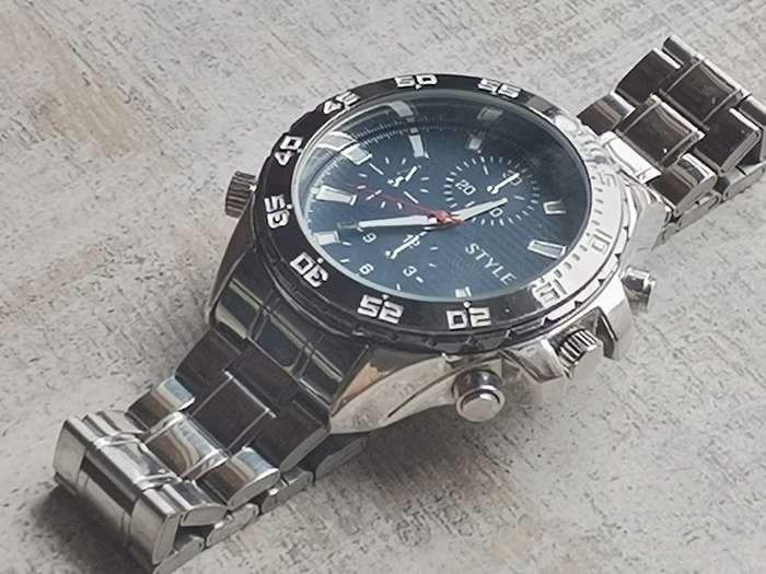 BIG AND BOLD MENS WATCH IN EXCELLENT WORKING CONDITION