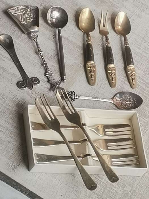 VARIOUS VINTAGE SPOONS AND FORKS BIDDING FOR ALL