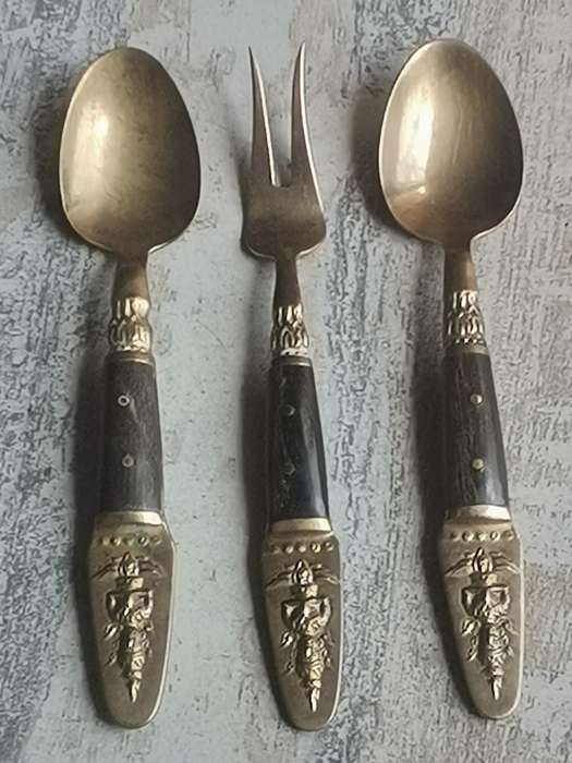 VARIOUS VINTAGE SPOONS AND FORKS BIDDING FOR ALL