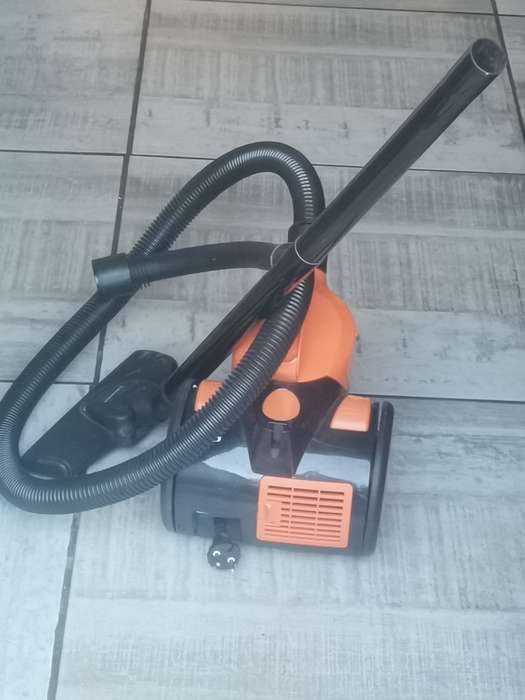 BENNETT READ VACUUM CLEANER - MODEL HJX-1306A