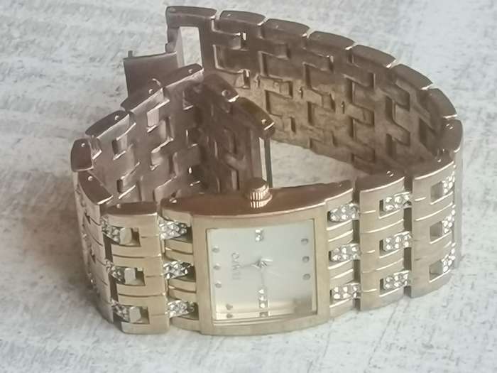 STUNNING TEMPO LADIES GOLD PLATED WATCH IN EXCELLENT WORKING CONDITION