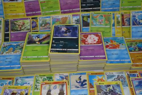 Lot of 100+ Pokemon Cards