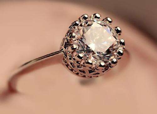 1.28 carat Round Cut Cr. Diamond Solitaire Ring. Rhodium Plated. Size 7/O