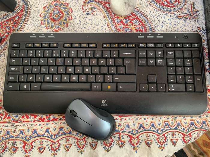 Logitech MK520 Wireless Keyboard and Mouse Combo