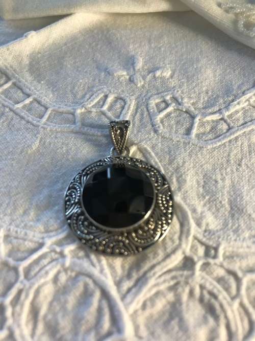 `925` VINTAGE STERLING SILVER BLACK CHECKERBOARD CUT ONYX STONE IN A FILIGREE CARVED SETTING!!