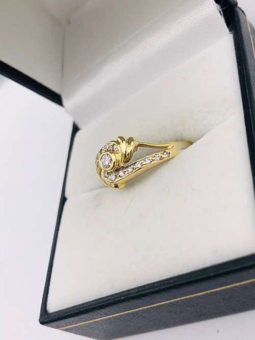 *18K GOLD VS DIAMOND CLUSTER RING* R1 BIDS