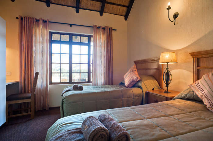 LUXURY BERG ESCAPE! R9 200 VALUE!!! FAIRWAYS CHALETS 6 SLEEPER 04-11 > 08-11 (4 NIGHTS)