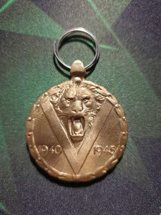 1940 -  1945 Commemorative Medal De La Guerra(Offers Welcome)