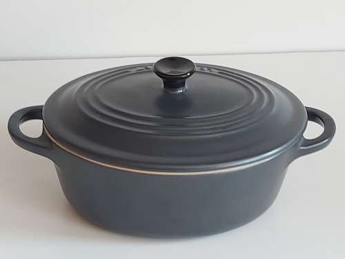 BEAUTIFULLY LE CREUSET CERAMIC OVAL TWIN HANDLED LIDDED DISH