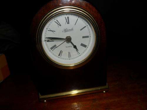 VINTAGE LOOKING WOODEN MATEL CLOCK
