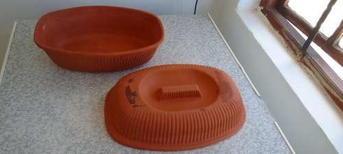 CLAY OVEN/ROASTING/BAKING DISH WITH LID IN PERFECT CONDITION