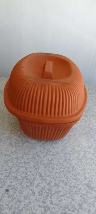 CLAY OVEN/ROASTING/BAKING DISH WITH LID IN PERFECT CONDITION