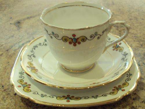 ROYAL ALBERT AVENUE TEA TRIO