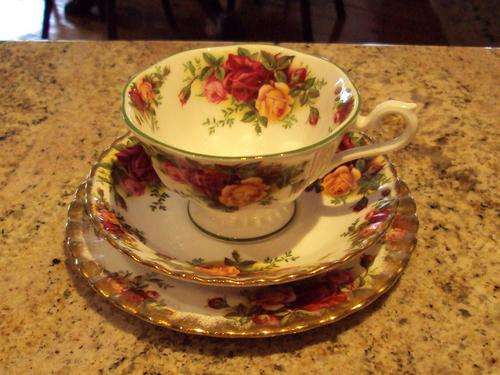 A RARE ROYAL ALBERT OLD COUNTRY ROSES AVON TRIO