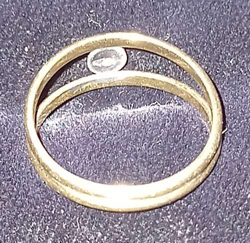 9ct Yellow Gold Split Band Ring with Sparkly Small Diamond Set in White Gold