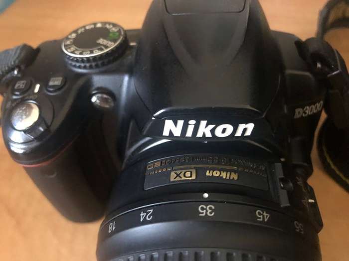 NIKON D3000 WITH 18-55MM ZOOM LENS IN VERY GOOD CONDITION