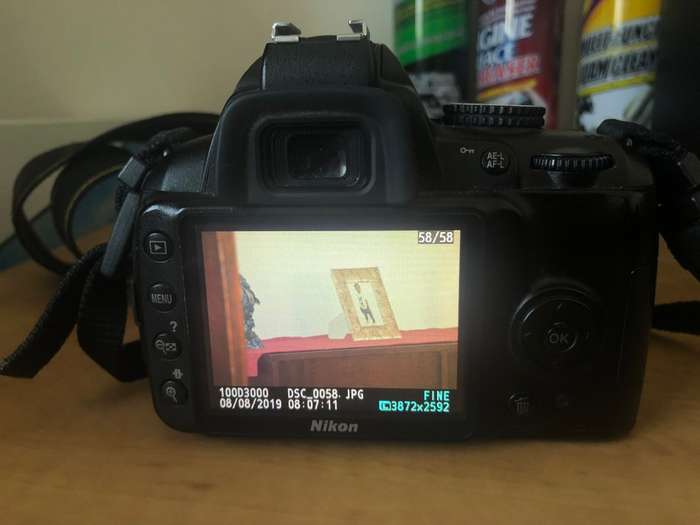 NIKON D3000 WITH 18-55MM ZOOM LENS IN VERY GOOD CONDITION