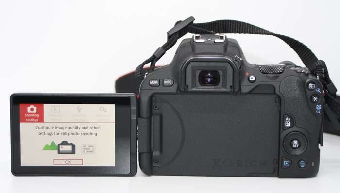 Canon EOS 200D 24MP DSLR Camera with CANON 18-55mm  Lens IN VERY GOOD  CONDITION