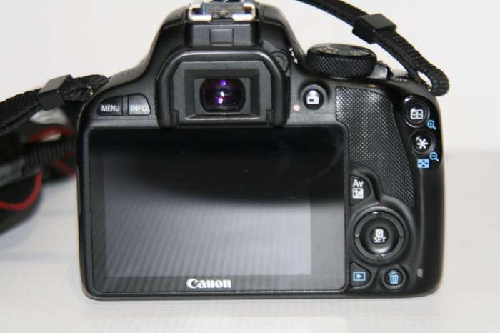 CANON 100D 18MP DSRL FULL HD MOVIES WITH 18-55MM LENS , CHARGER AND SHOULDER BAG