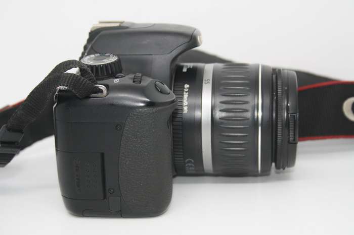 Canon EOS 550D 18 MP Digital SLR ,FULL HD MOVIES,  18-55mm II ZOOM Lens, BATTERY AND CHARGER