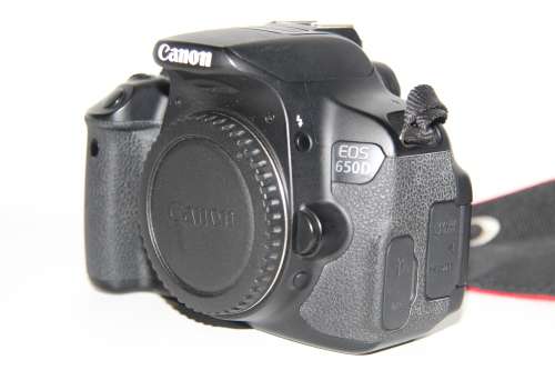 CANON EOS 650D, 18MP DSLR WITH FULL HD MOVIES, ( BODY ONY ) , CHARGER , VERY GOOD CONDITION