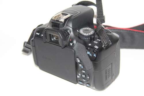 CANON EOS 650D, 18MP DSLR WITH FULL HD MOVIES, ( BODY ONY ) , CHARGER , VERY GOOD CONDITION