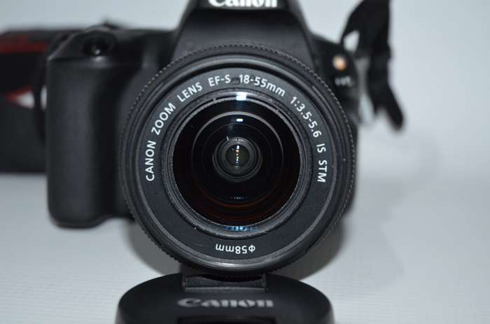 Canon EOS 200D DSLR with 18-55mm f/1.4-5.6 IS STM Lens ,VERY GOOD CONDITION