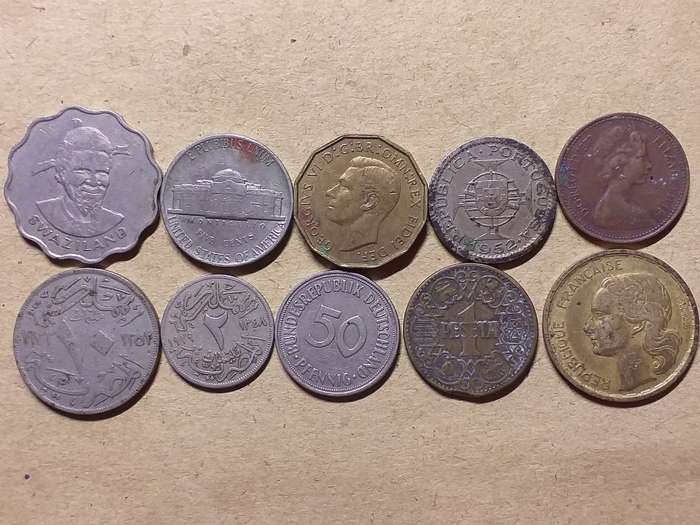 A LOT OF 10 INTERNATIONAL COINS