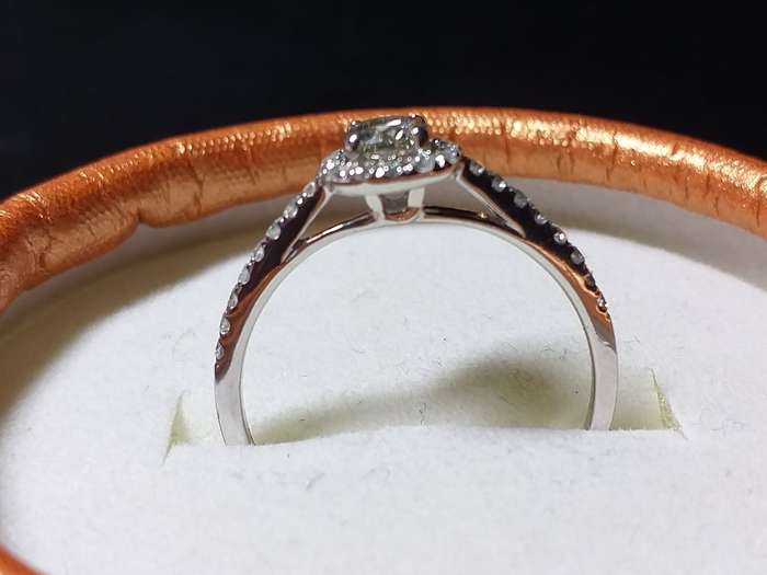 LOVELY GENUINE SOLID 10 ct WHITE GOLD RING WITH DIAMONDS IN PERFECT CONDITION