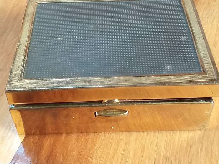 SMALL METAL BOX WITH WOODEN LINING [11,5 cm x 9 cm x 37 cm]