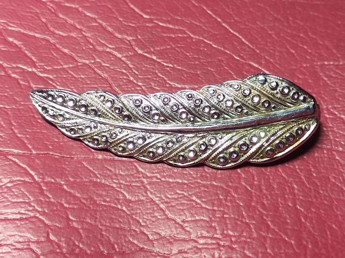 LOVELY VINTAGE BROOCH