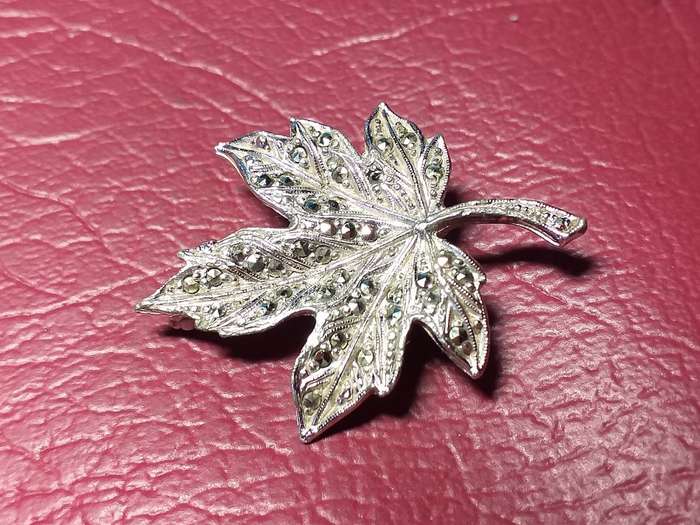 LOVELY VINTAGE BROOCH WITH MARCASITE IN VERY GOOD CONDITION