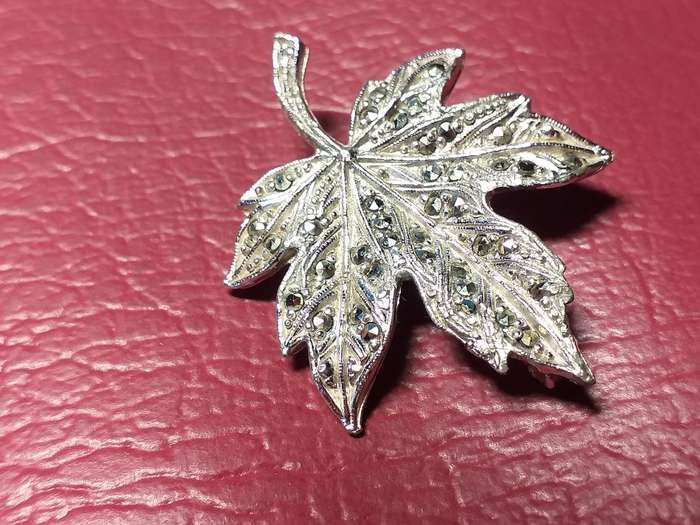 LOVELY VINTAGE BROOCH WITH MARCASITE IN VERY GOOD CONDITION