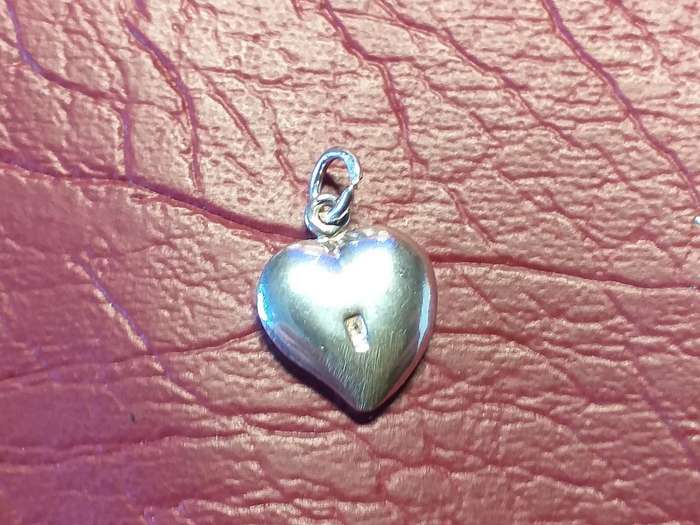 LOVELY GENUINE SOLID STERLING SILVER CHARM IN EXCELLENT CONDITION