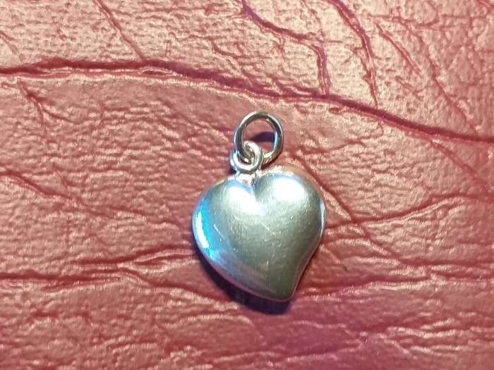LOVELY GENUINE SOLID STERLING SILVER CHARM IN EXCELLENT CONDITION