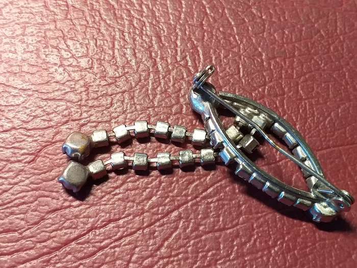 LOVELY VINTAGE BROOCH  IN VERY GOOD CONDITION