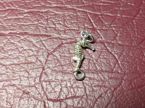 LOVELY GENUINE SOLID STERLING SILVER CHARM IN EXCELLENT CONDITION - [19 mm]