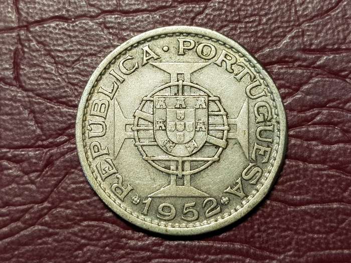 1952 MOCAMBIQUE SILVER 20 Escudos - [10g  .720]