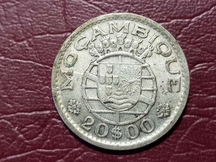 1952 MOCAMBIQUE SILVER 20 Escudos [10g  .720]