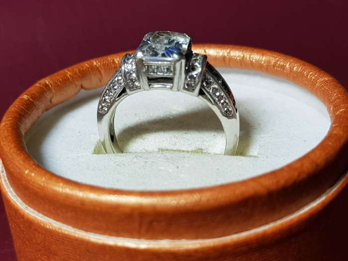 LOVELY GENUINE SOLID STERLING SILVER RING IN VERY GOOD CONDITION - [4,4 g]