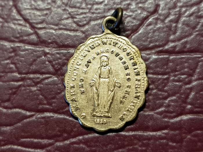 St Mary Pendant/Charm - [Diameter 17 mm]