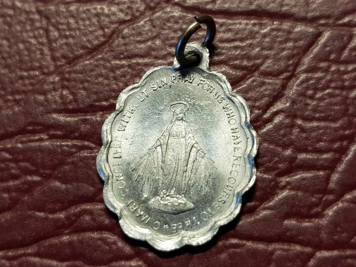St Mary Pendant/Charm - Not Metal - [Diameter 17 mm]